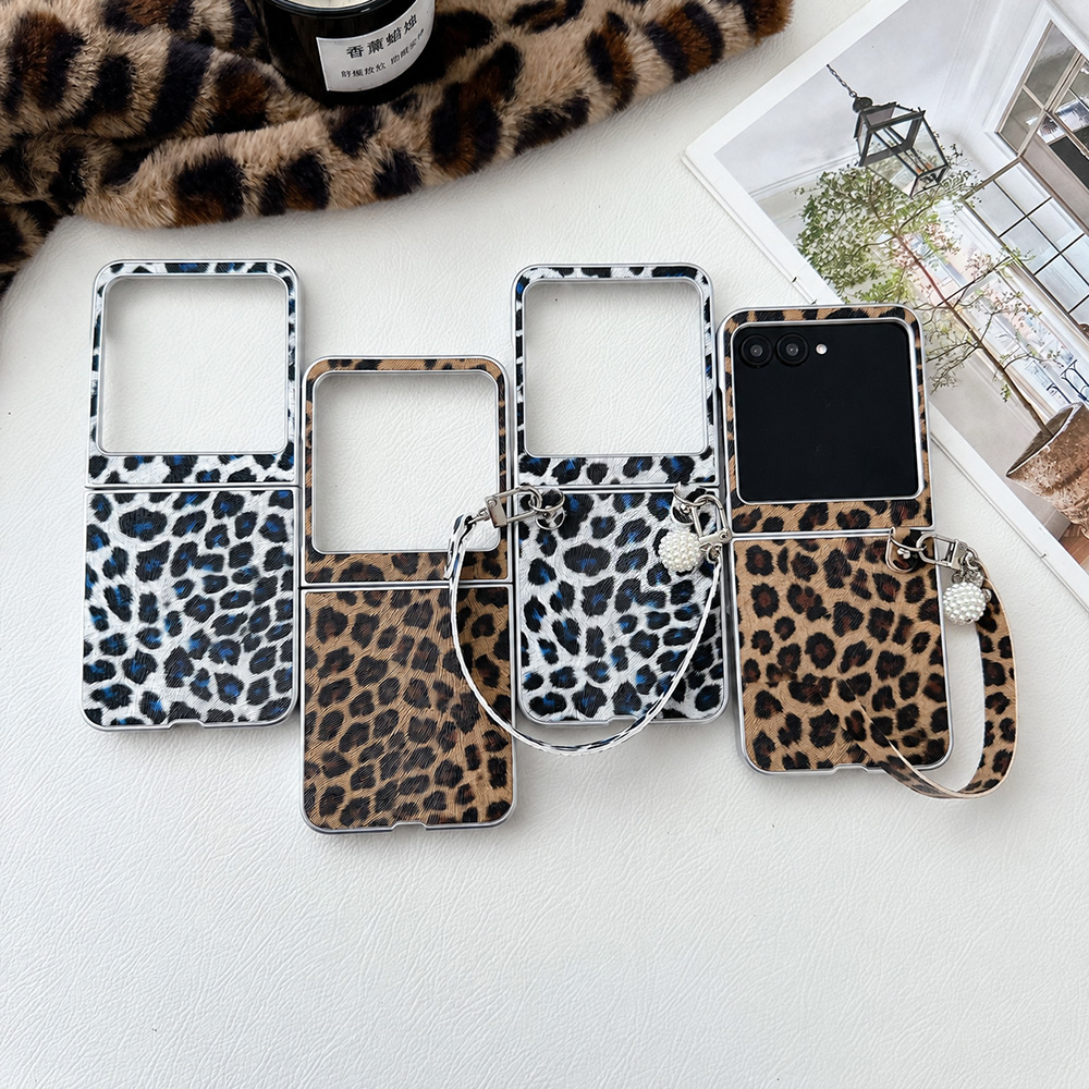 Women'S Accessories For Suit - Leopar Baskılı Katlanabilir Kapaklı Telefon Kılıfı